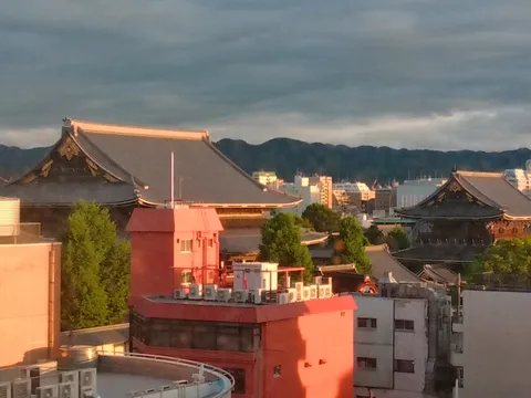 夕暮れ時の古都、静寂に包まれる