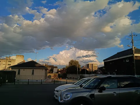 夕空と街角の静かな一瞬