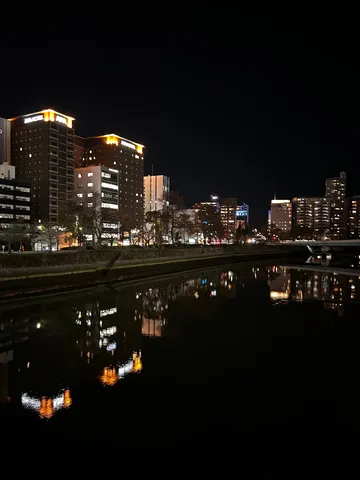夜景の映り込み、都会の静寂