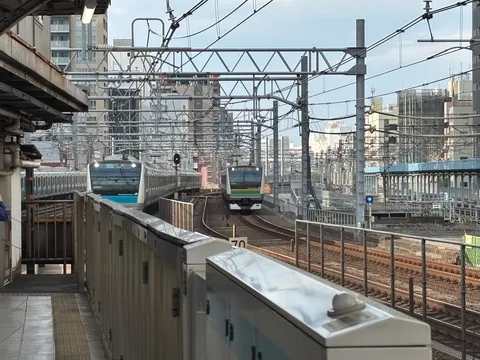 都市を駆け抜ける鉄道の日常