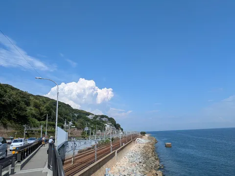 入道雲と海
