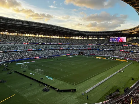 夕暮れスタジアムの灯火
