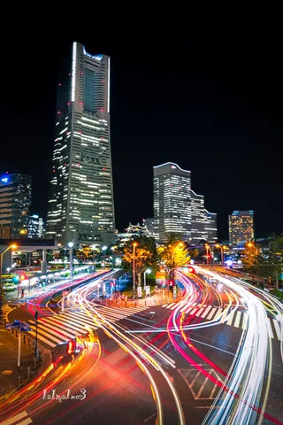 光跡がほどく夜の交差点