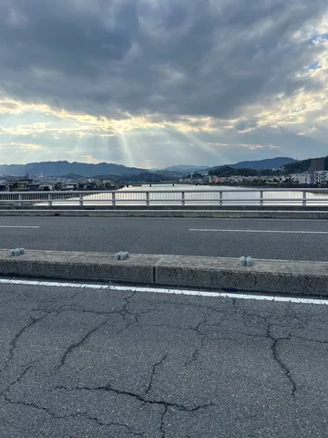 光の川を臨む道風景
