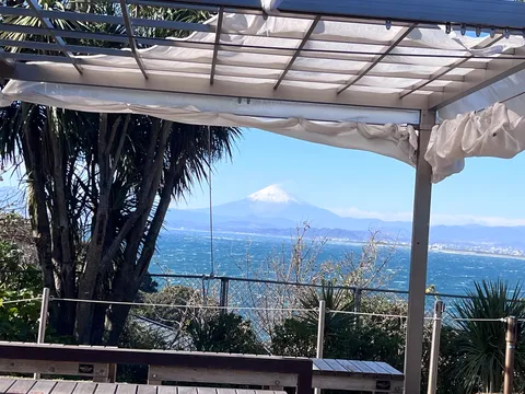 海風と雪山の静寂