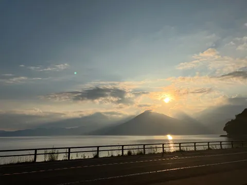 湖面にきらめく朝陽