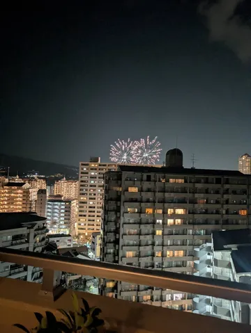 夜空に咲く、街の灯りと花火