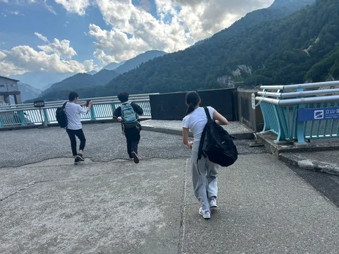 雄大な景色へ進む旅路