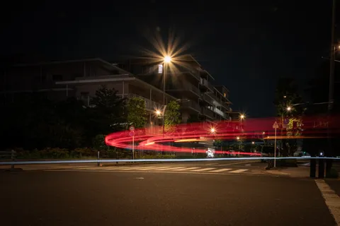 夜の帳に流れる光の軌跡