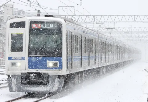 雪舞う線路と電車