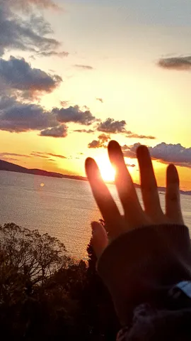 指先に太陽を掴む、感動の夕景