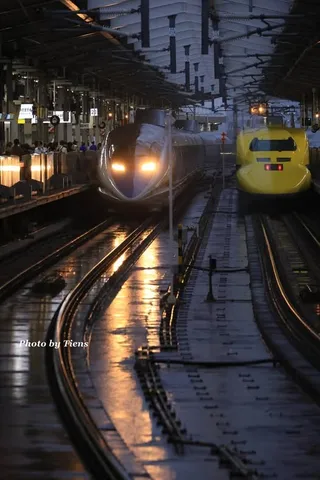 夜の駅に走る未来の列車