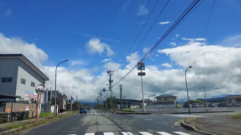 電線と青空のコントラスト