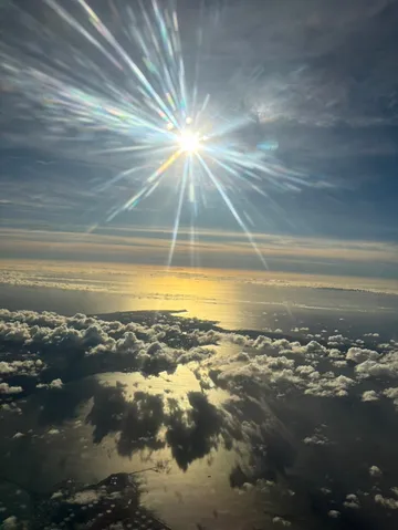 飛行機からの絶景！太陽のシャワー