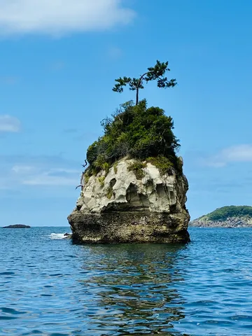 海風を抱く孤島の岩