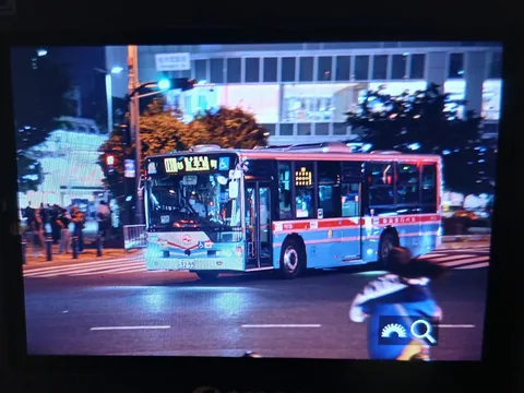 夜の街、バスが行く