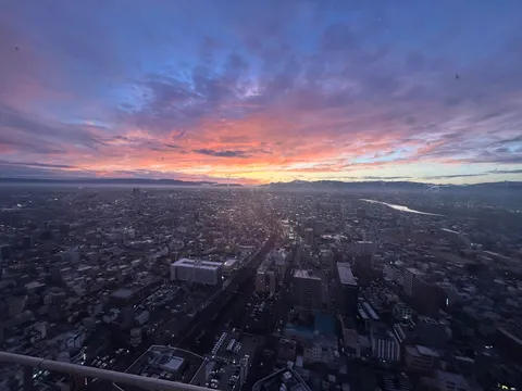 茜空の下、広がる都市の眺望