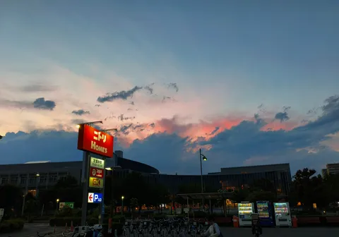 夕暮れの看板と静かな街並み