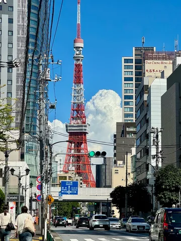 都会の空にそびえるタワー