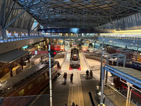 巨大鉄道空間の夜明け