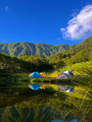 湖畔に映るもう一つのテント村
