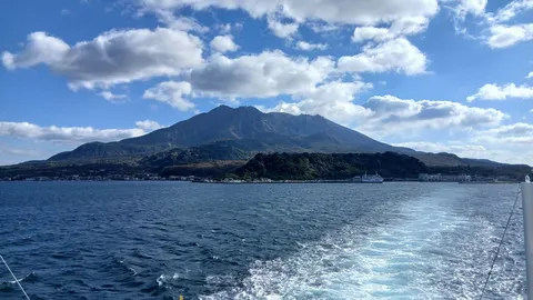 静かな海と山の横顔
