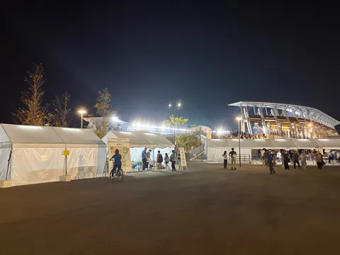 夜のスタジアム前、賑わいのひととき