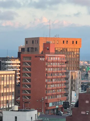 夕暮れに染まるビル群