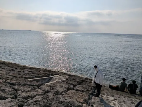 太陽の光と静かな海辺