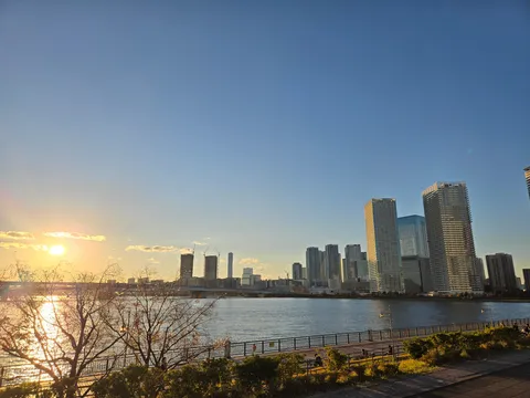 夕日vs高層ビル、光の無言の戦い