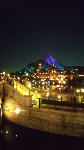 夜景と山を結ぶ灯り