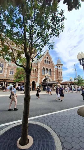 石組みと緑の街角