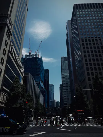 都会の青空と建設の影