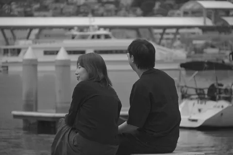 港で語らう二人