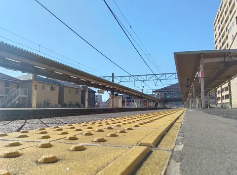ホームに伸びる光と線