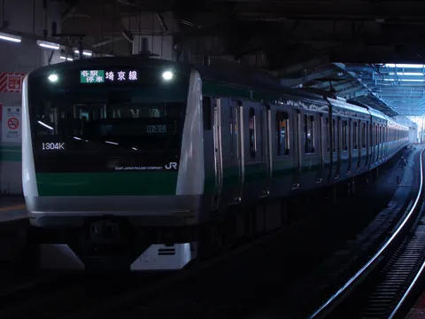 暗闇に輝く鉄道の顔