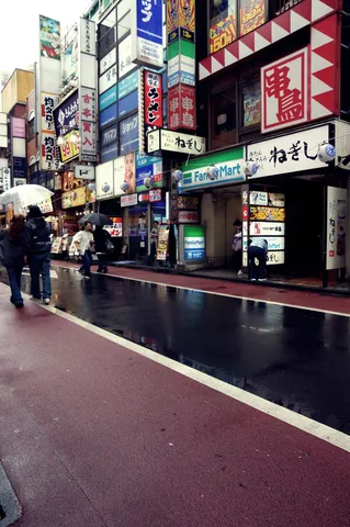 雨の日のネオン街に浮かぶ記憶