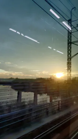 夕暮れ電車の窓からの景色