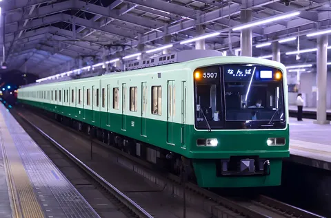 静かなホーム、光を纏う電車
