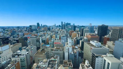 青空にほどける都市の波