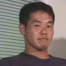 カメラを見つめる一枚