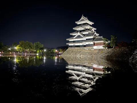 夜空に映える城と水鏡