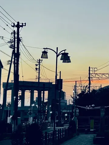 夕暮れ時、街灯と電線と空
