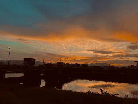 夕焼けと水面のコントラスト