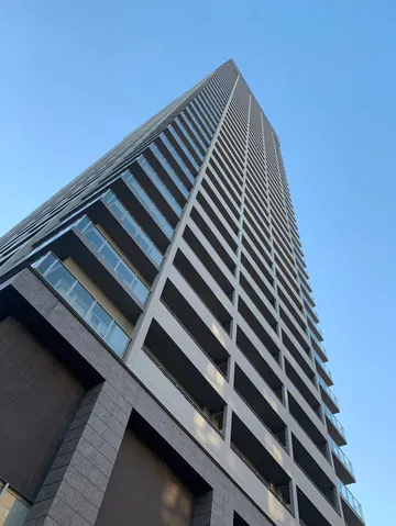 空へと伸びる都市の塔