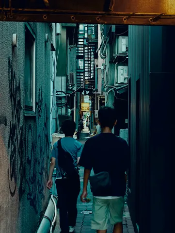 路地の奥へ続く午後