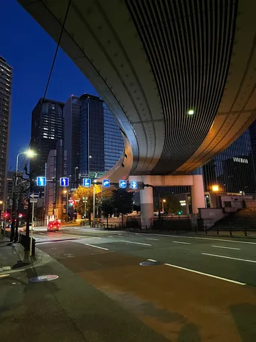 夜を走る高架と都市の灯