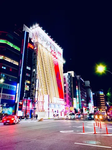 ネオンきらめく夜の交差点