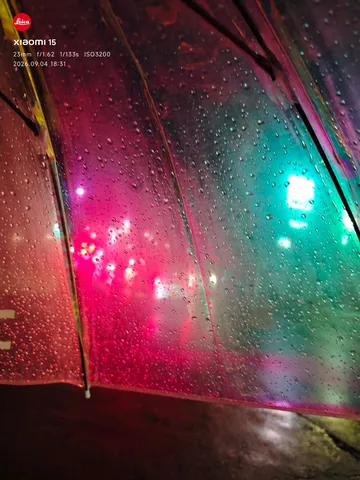 雨の窓に映る夜の色彩