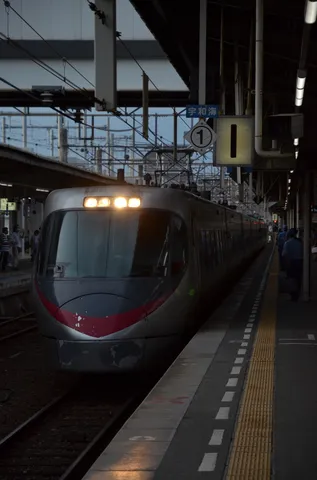 旅立ちを告げる、静かな夜の駅